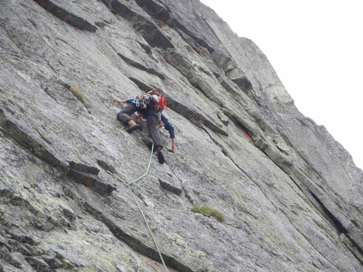 L'ottavo tiro ci porta sotto l'ultimo salto verticale - 6b