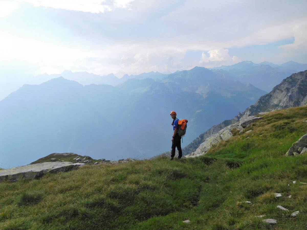 Pendi erbosi di discesa dalla punta pioda