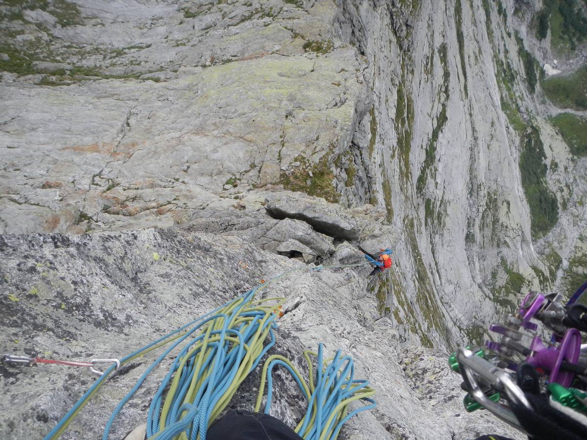 Spigolo verticale alla pioda - 6c+