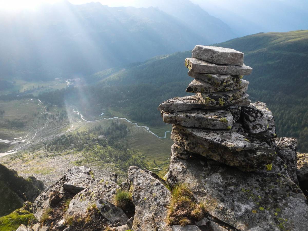 Dal colletto alla base dello spigolo verso il Devero