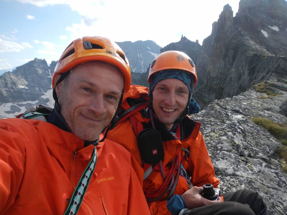 la salita si chiude con l'arrivo sulla cornice della cima