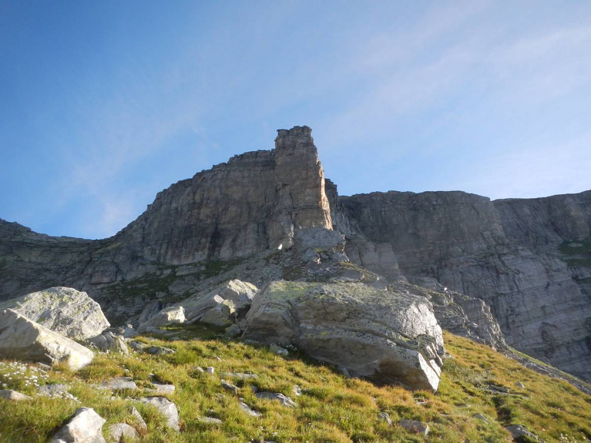 Torre Vitali al mattino - in centro la via D'ava - Bicelli