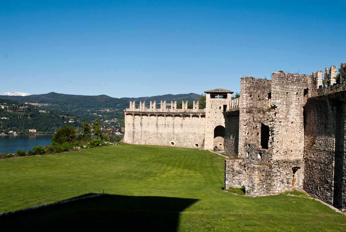 Mura fortificate e vista sul lago