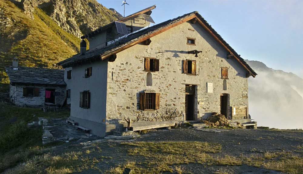 La bella struttura in pietra e legno del Rifugio Ospizio Sottile