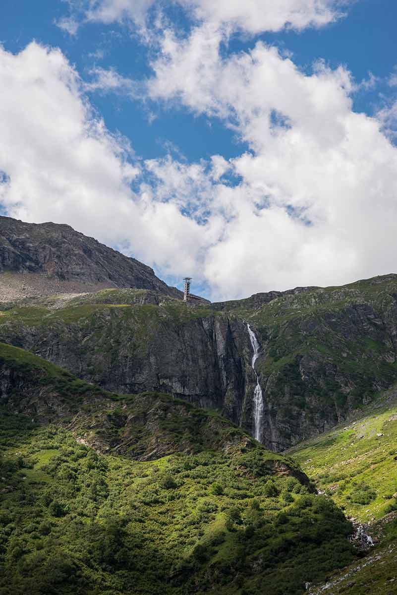 Cascata delle Pisse con il vecchio pilastro funivia